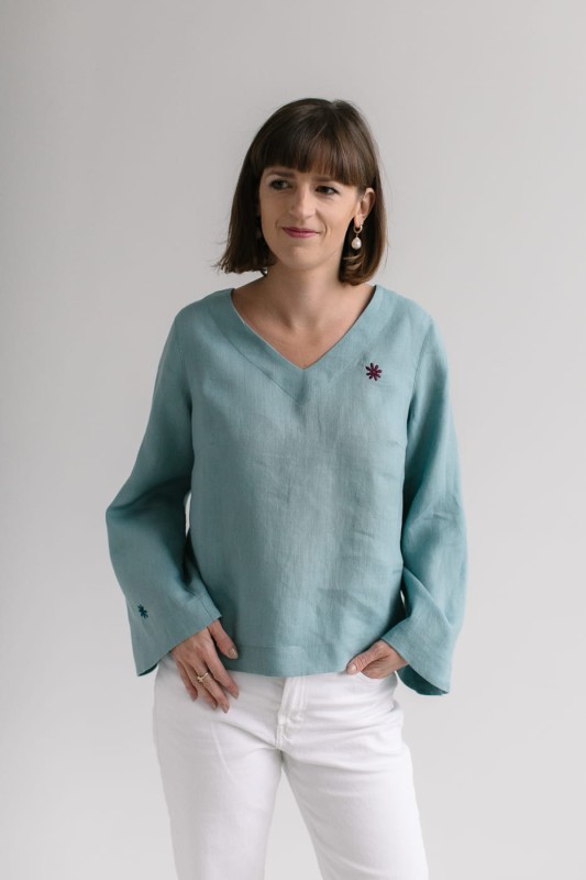 Lniana bluzka damska z haftem i dekoltem V - KLARA / robbins egg blue