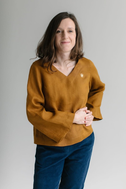 Lniana bluzka damska z haftem i dekoltem V - KLARA / musztardowy